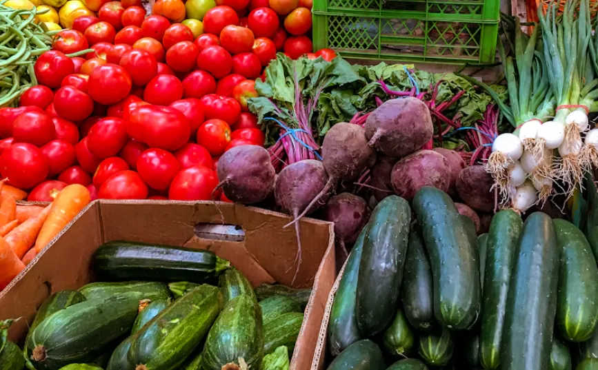 Cassette di pomodori, zucchine, carote, barbabietole e cipollotti freschi